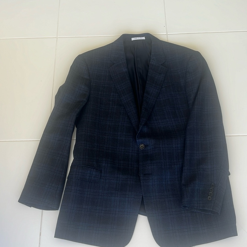 Gorgeous Armani Men’s jacket barely worn. Perfect with Jeans or dress up!